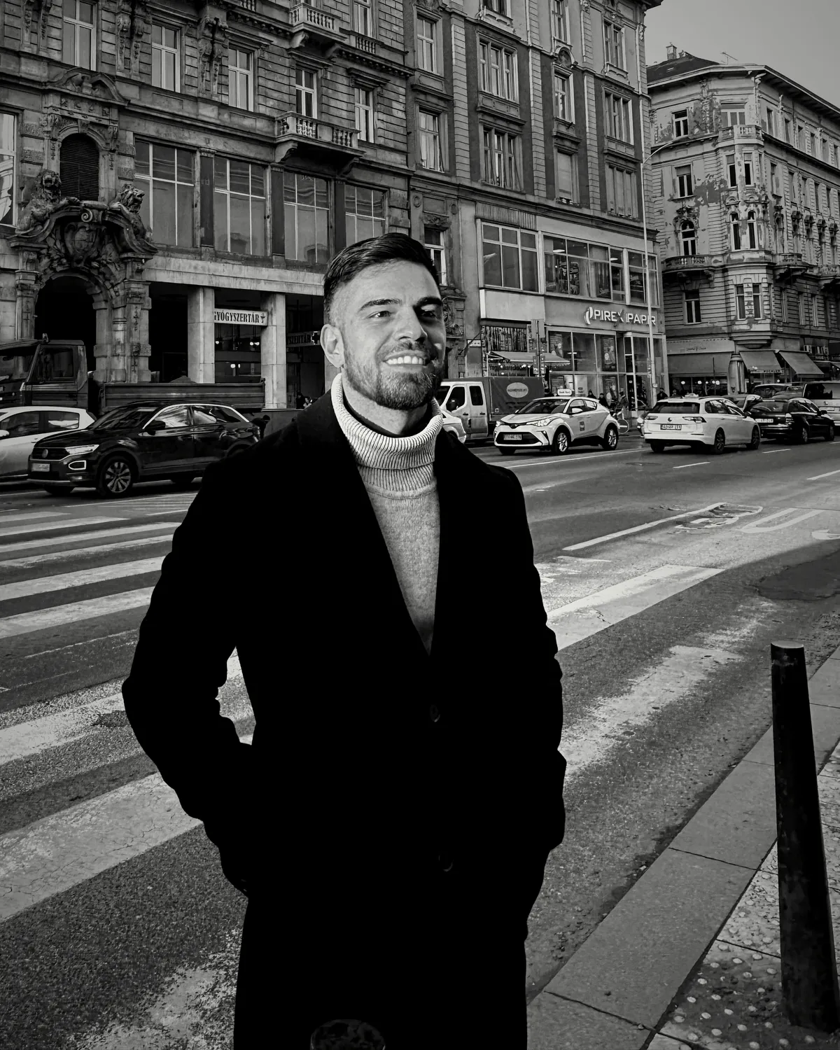 Retrato en blanco y negro de Nahuel Ponce, psicólogo