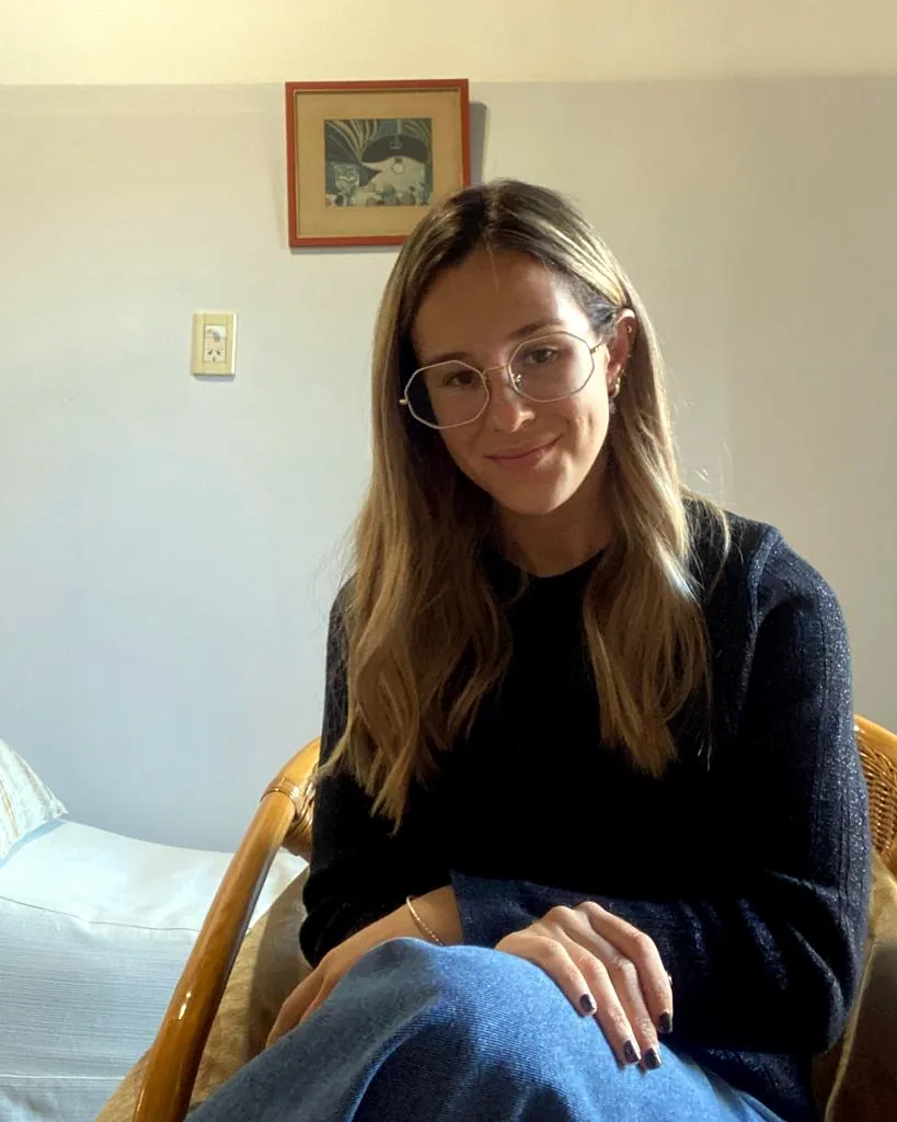 Sol Galiana en su consultorio, escuchando
